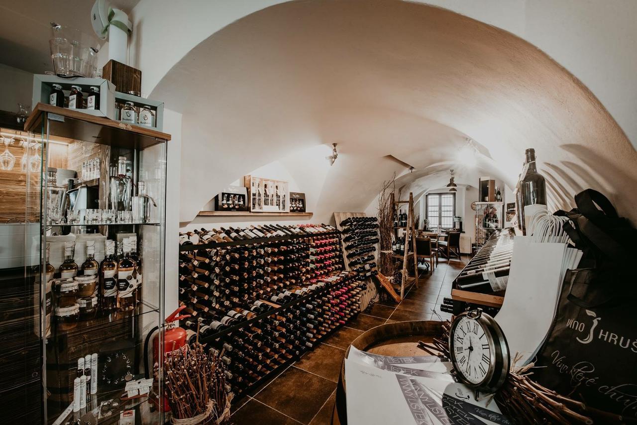 Penzion Vino Hruska Pardubice Buitenkant foto